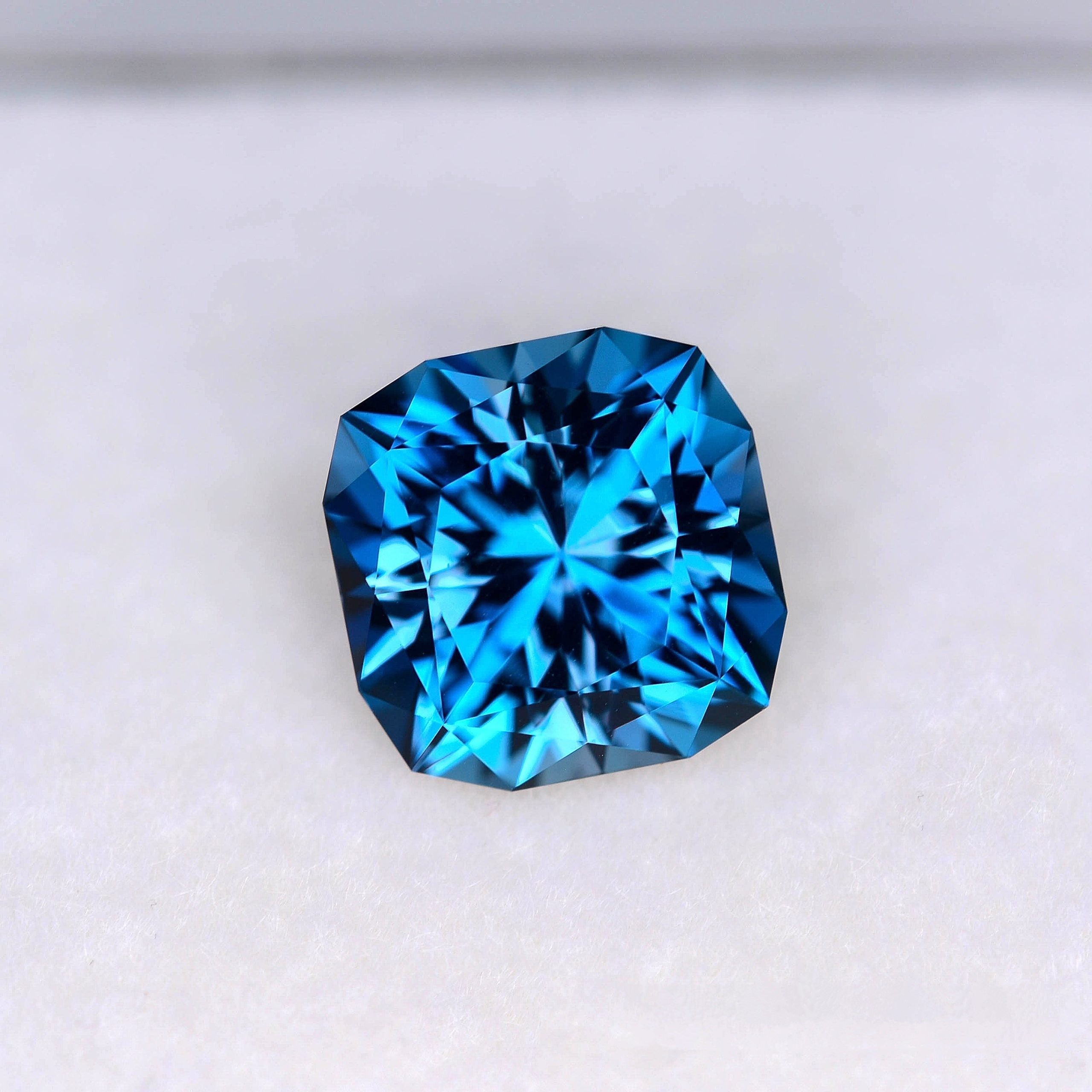 9 - 5.64ct London Blue Topaz